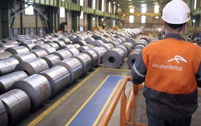 Un trabajador en una de las plantas de ArcellorMittal Un trabajador en una de las plantas de ArcellorMittal