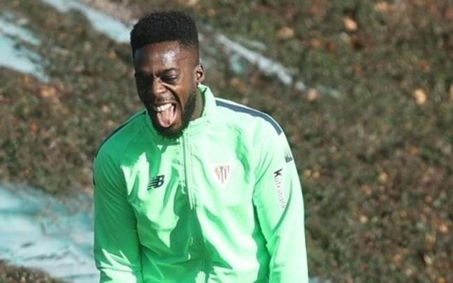 Iñaki Williams bromea durante un rondo. Iñaki Williams bromea durante un rondo.