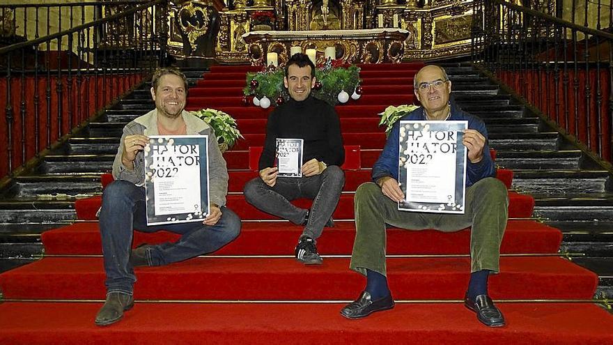 Manu Egaña, Aitor Biain y Román Agirre (Oñati abesbatza), este lunes, en la presentación del recital del domingo.