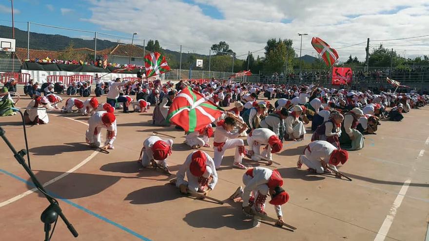 El grupo de danzas Hiru Bat actuar&aacute; el s&aacute;bado.