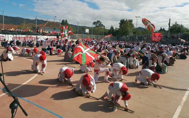 El grupo de danzas Hiru Bat actuar&aacute; el s&aacute;bado.