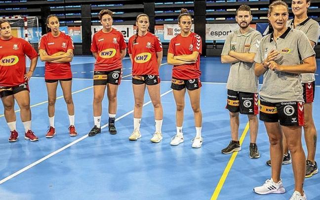 Dolores Martín (d), dirigiéndose a la plantilla esta semana. Dolores Martín (d), dirigiéndose a la plantilla esta semana.