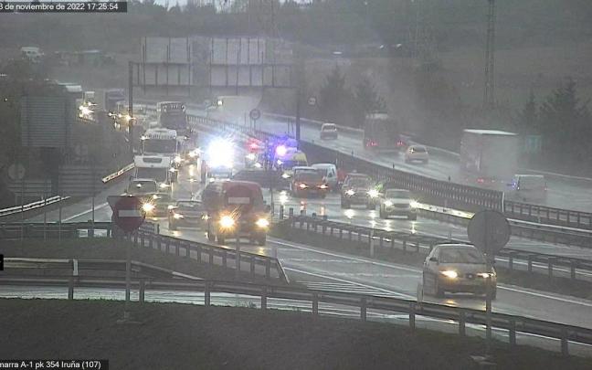 Largas retenciones esta tarde de jueves en la A-1 en Gasteiz por un accidente entre varios veh&iacute;culos