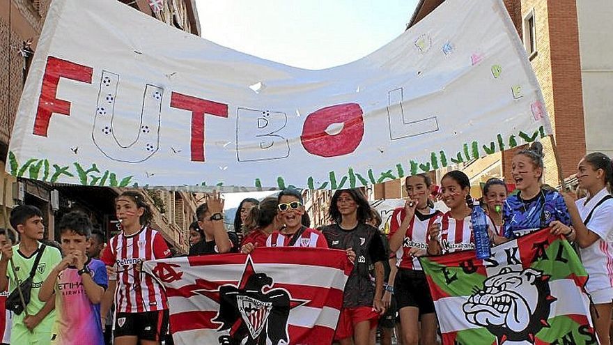 Unos animados futboleros, durante la kalejira.