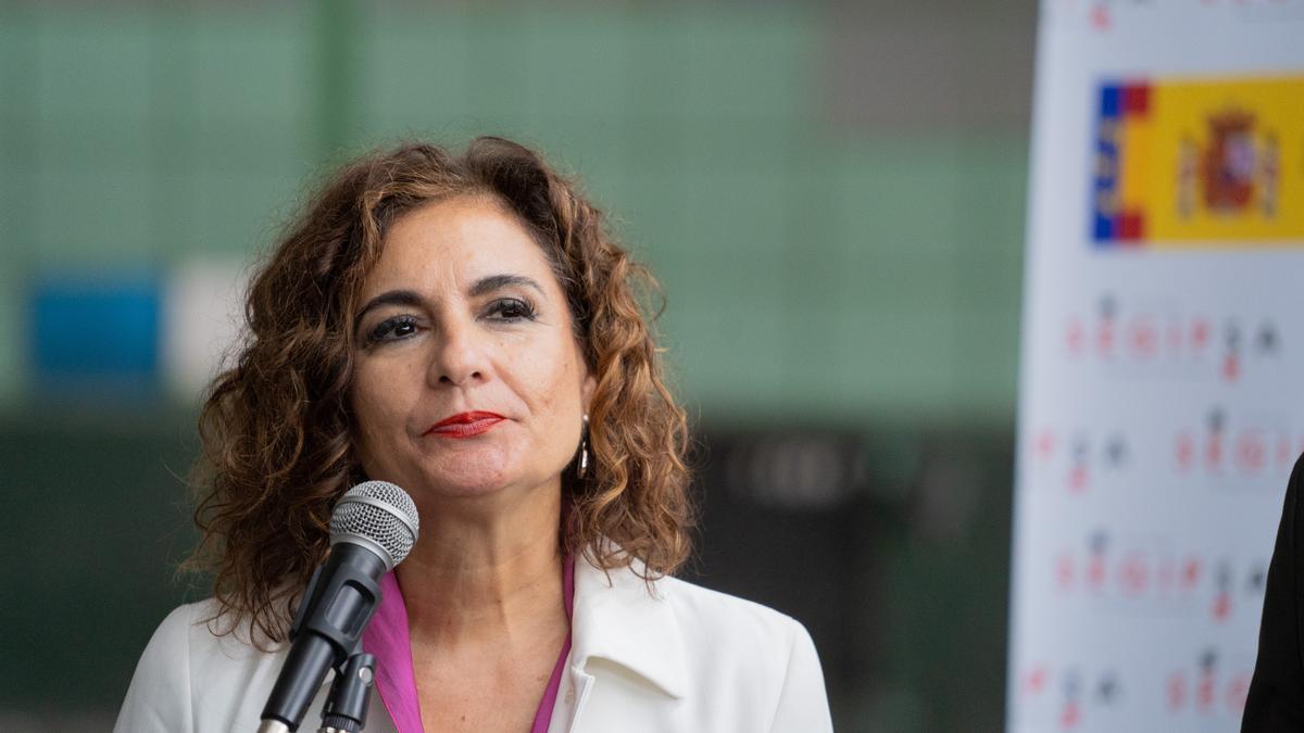 La ministra de Hacienda y Función Pública María Jesús Montero atiende a los medios.