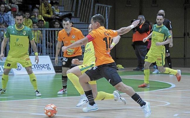 Terry se dispone a lanzar a portería. | FOTO: RIBERA NAVARRA FS