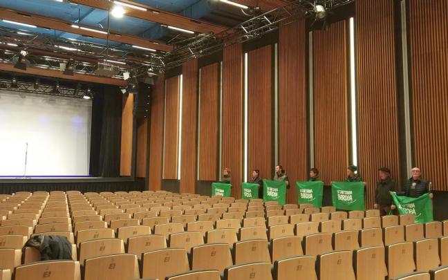 El auditorio principal cuenta con butacas retráctiles para dejar sitio a 800 personas de pie.