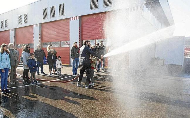 Jornada de puertas abiertas en el parque de bomberos de Nanclares.