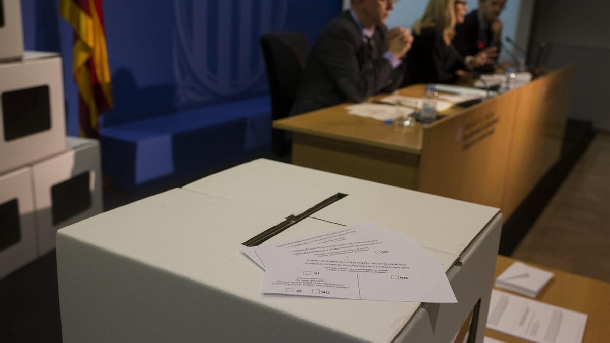 Detalle de las urnas y las papeletas que se usaron para la consulta del 9N.