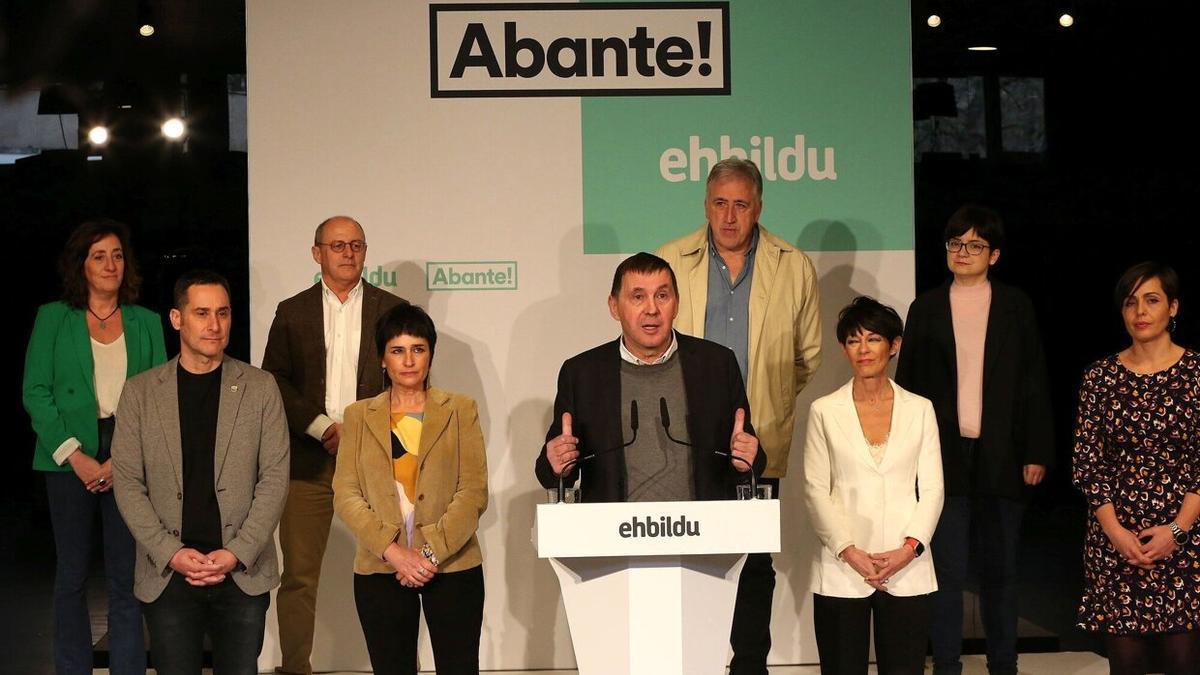 Otegi, con los candidatos Laura Aznal y Joseba Asiron (Navarra), Eva Lopez de Arroyabe y Rocio Vitero (Araba), Maddalen Iriarte y Juan Karlos Izagirre (Gipuzkoa) y Iker Casanova y Maria del Rio (Bizkaia)