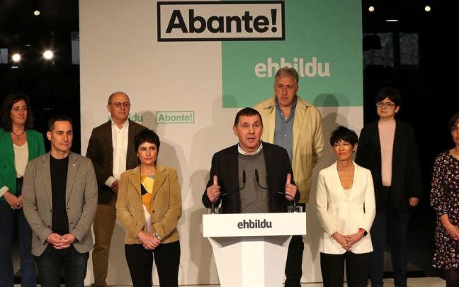 Otegi, con los candidatos Laura Aznal y Joseba Asiron (Navarra), Eva Lopez de Arroyabe y Rocio Vitero (Araba), Maddalen Iriarte y Juan Karlos Izagirre (Gipuzkoa) y Iker Casanova y Maria del Rio (Bizkaia) Otegi, con los candidatos Laura Aznal y Joseba Asiron (Navarra), Eva Lopez de Arroyabe y Rocio Vitero (Araba), Maddalen Iriarte y Juan Karlos Izagirre (Gipuzkoa) y Iker Casanova y Maria del Rio (Bizkaia)