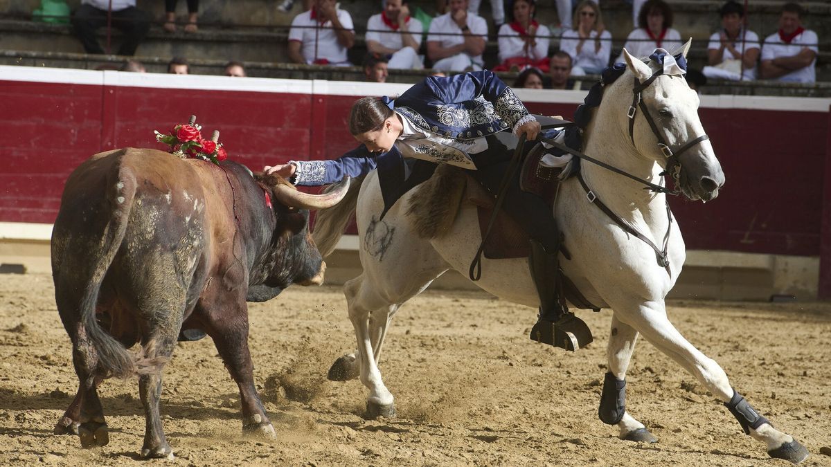 La amazona portuguesa Ana Rita se desplanta en la cara del segundo toro de Lora Sangrán, ‘Puntillito’, y, tras su muerte, dio la vuelta al ruedo.