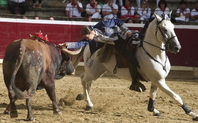 La amazona portuguesa Ana Rita se desplanta en la cara del segundo toro de Lora Sangrán, ‘Puntillito’, y, tras su muerte, dio la vuelta al ruedo. La amazona portuguesa Ana Rita se desplanta en la cara del segundo toro de Lora Sangrán, ‘Puntillito’, y, tras su muerte, dio la vuelta al ruedo.