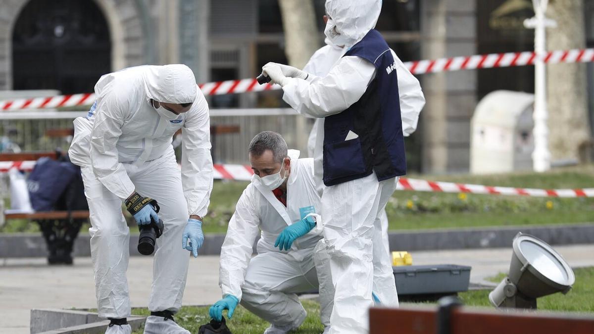 Agentes de la Ertzaintza examinan el lugar donde mataron a Lukas Agirre