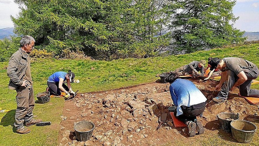 El arqueólogo Jesús Tapia supervisa las labores desarrolladas en la última campaña de excavaciones. | FOTO: N.G.