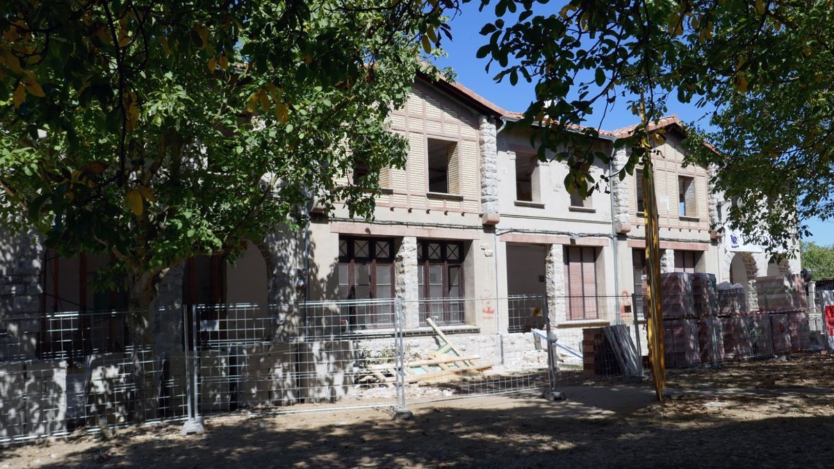 Aspecto exterior de las antiguas escuelas de Bakaiku.