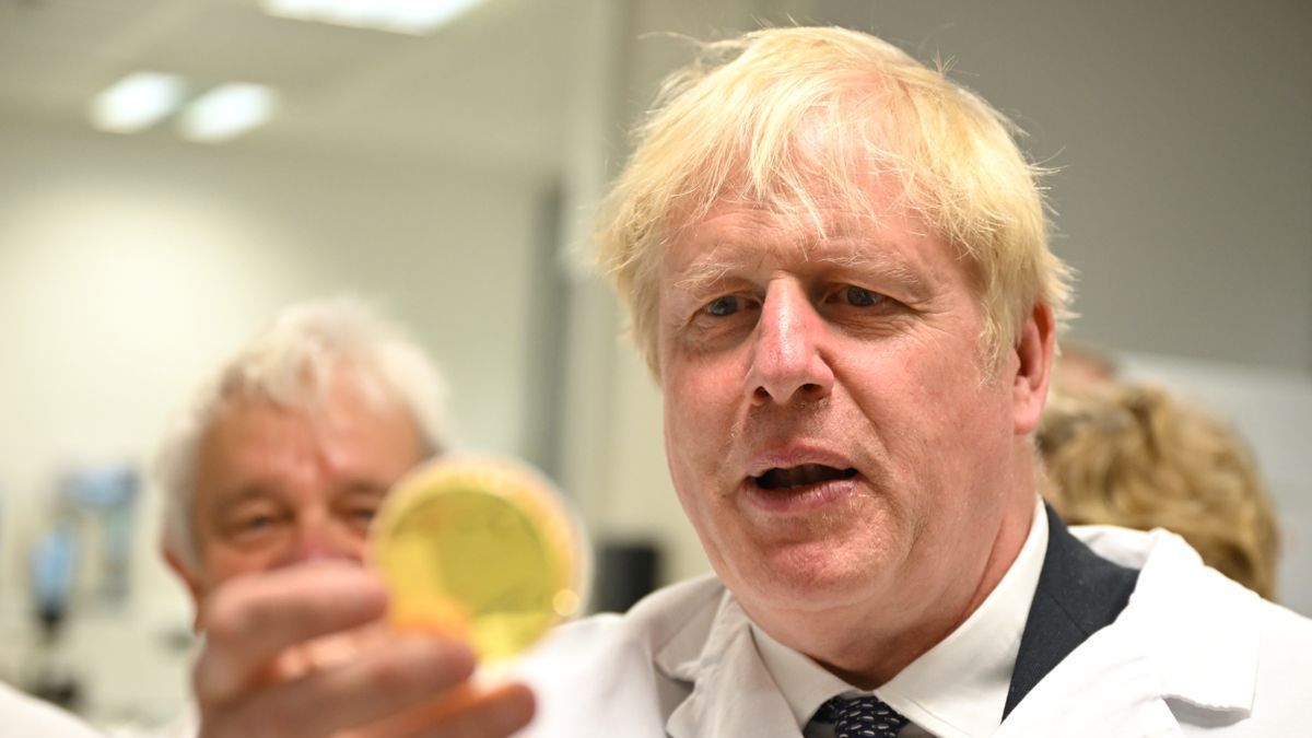 Boris Johnson durante su visita al Instituto Francis Crick.