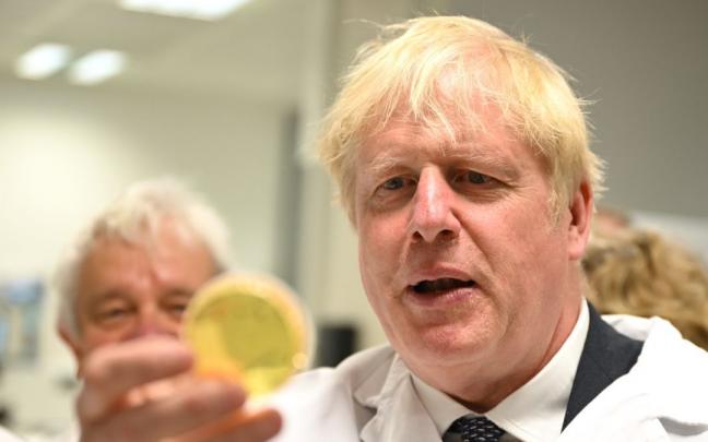 Boris Johnson durante su visita al Instituto Francis Crick.