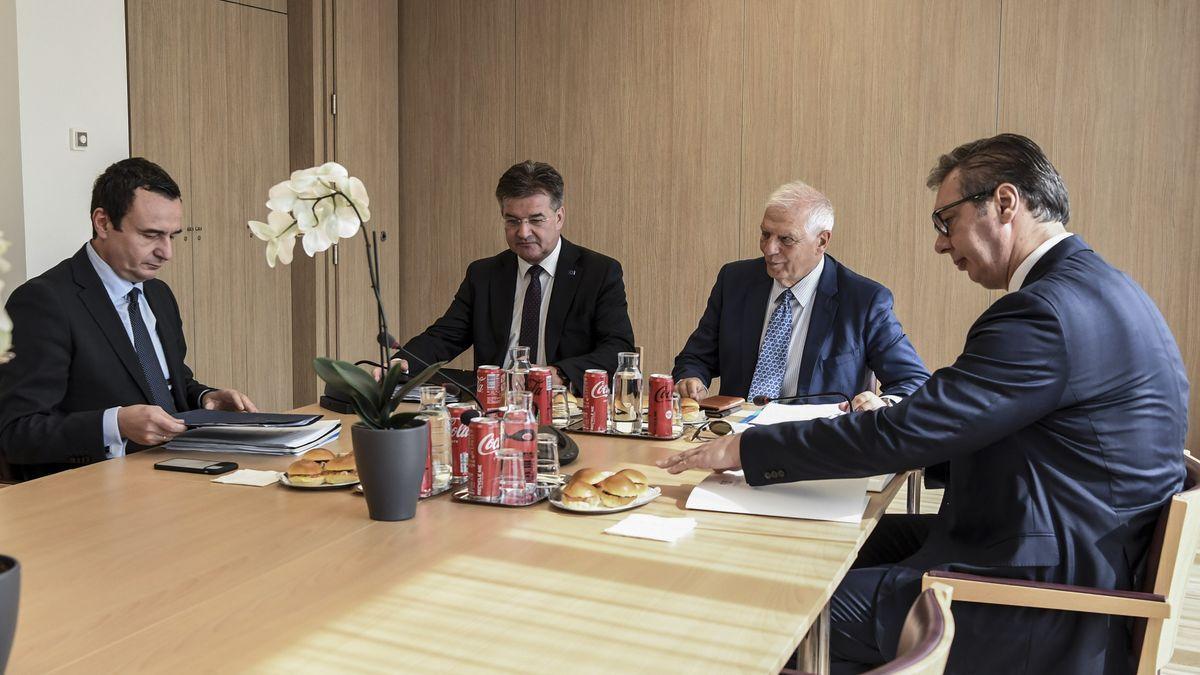 Josep Borrell (2º der.) junto a Albin Kurti (izq.), primer ministro de Kosovo y Aleksandar Vucic (der.), presidente de Serbia.