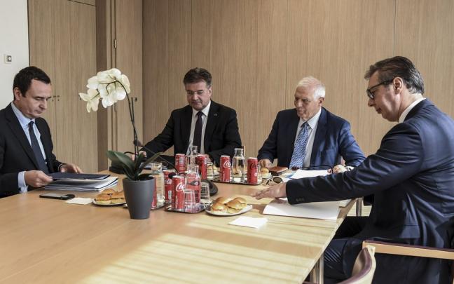 Josep Borrell (2º der.) junto a Albin Kurti (izq.), primer ministro de Kosovo y Aleksandar Vucic (der.), presidente de Serbia. Josep Borrell (2º der.) junto a Albin Kurti (izq.), primer ministro de Kosovo y Aleksandar Vucic (der.), presidente de Serbia.