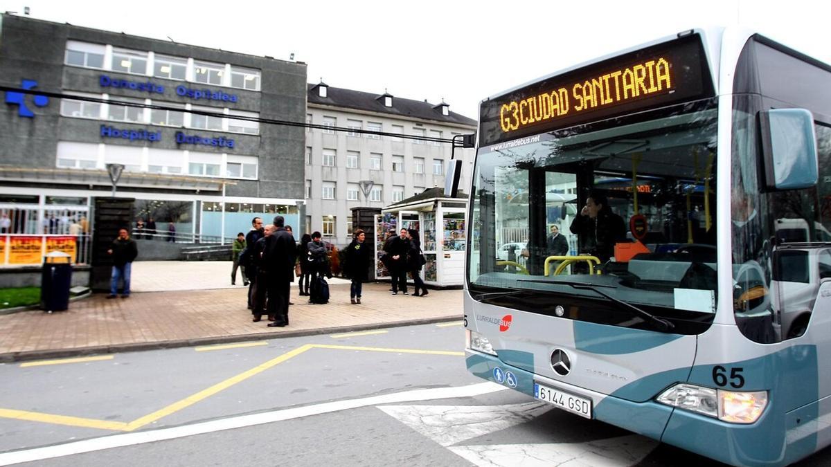 Un vehículo de Lurraldebus frente al Hospital Universitario Donostia