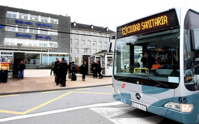 Un vehículo de Lurraldebus frente al Hospital Universitario Donostia