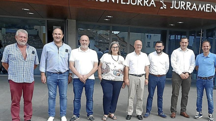 El consejero Ciriza (4º por la derecha) con alcaldes de Tierra Estella ayer en la sede de Montejurra. | FOTO: J.A.