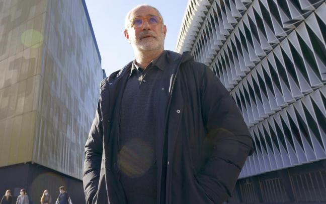Andoni Zubizarreta, junto al campo de San Mamés. Andoni Zubizarreta, junto al campo de San Mamés.