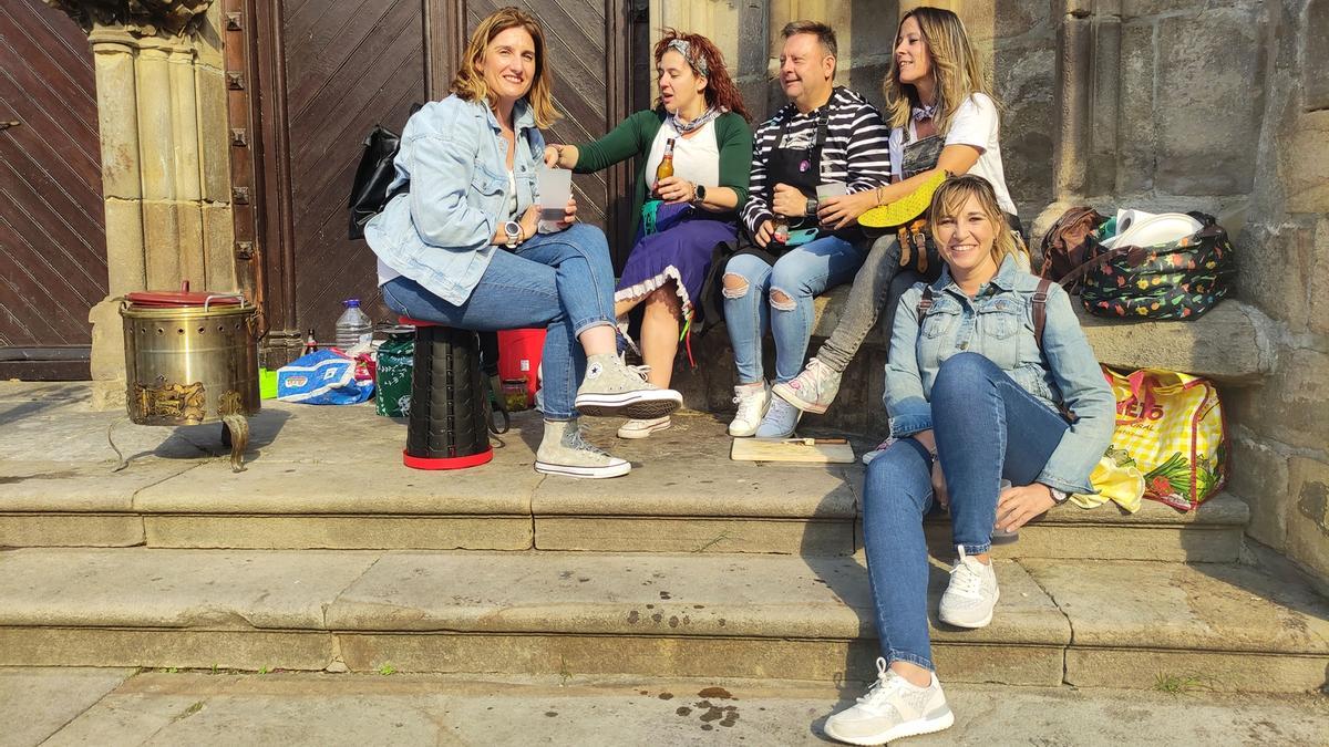 Una cuadrilla, esperando la decisión de suspender o no el certamen.