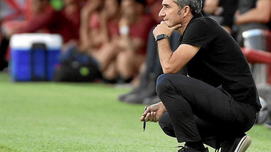 El técnico Ernesto Valverde contempla pensativo el encuentro en el Ramón Sánchez Pizjuán.