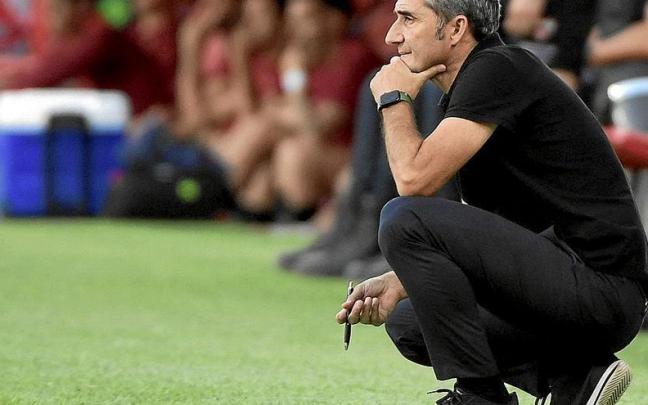 El t&eacute;cnico Ernesto Valverde contempla pensativo el encuentro en el Ram&oacute;n S&aacute;nchez Pizju&aacute;n.