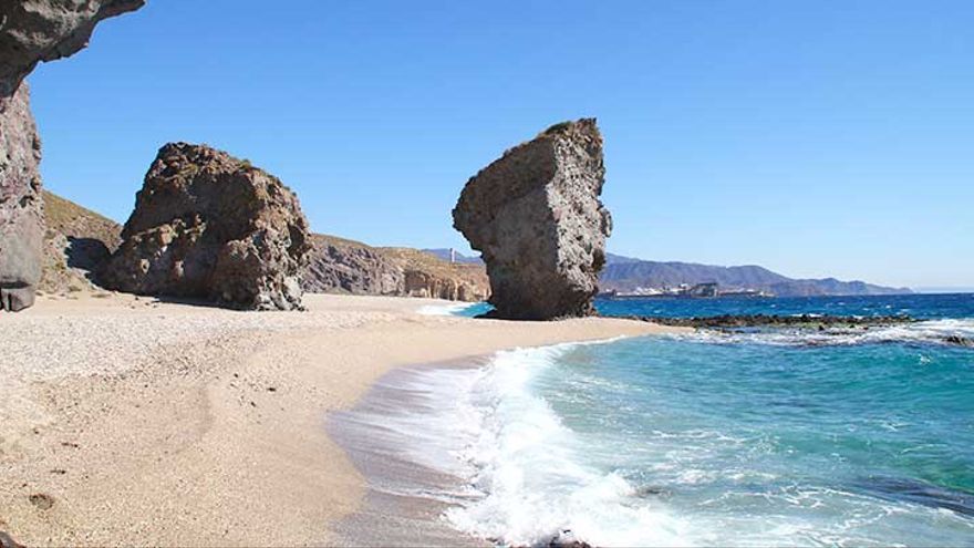 La almeriense playa delos Muertos, en Carboneras, es una de las más conocidas de Andalucía y ofrece espectaculares rincones.