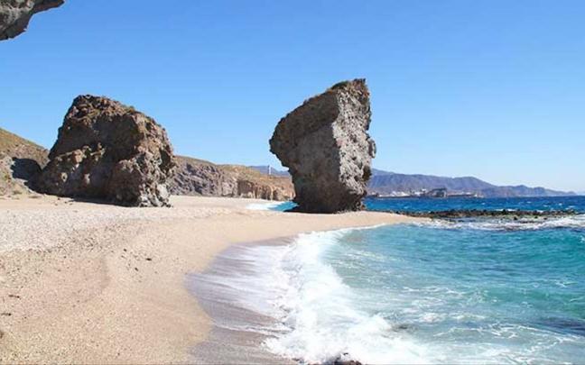 La almeriense playa delos Muertos, en Carboneras, es una de las más conocidas de Andalucía y ofrece espectaculares rincones. La almeriense playa delos Muertos, en Carboneras, es una de las más conocidas de Andalucía y ofrece espectaculares rincones.