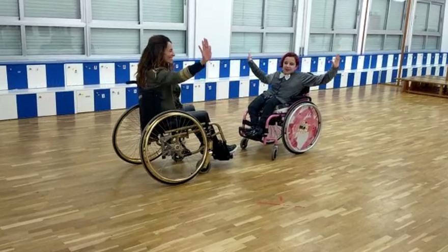 Idoia y Esther bailan en estilo dúo.