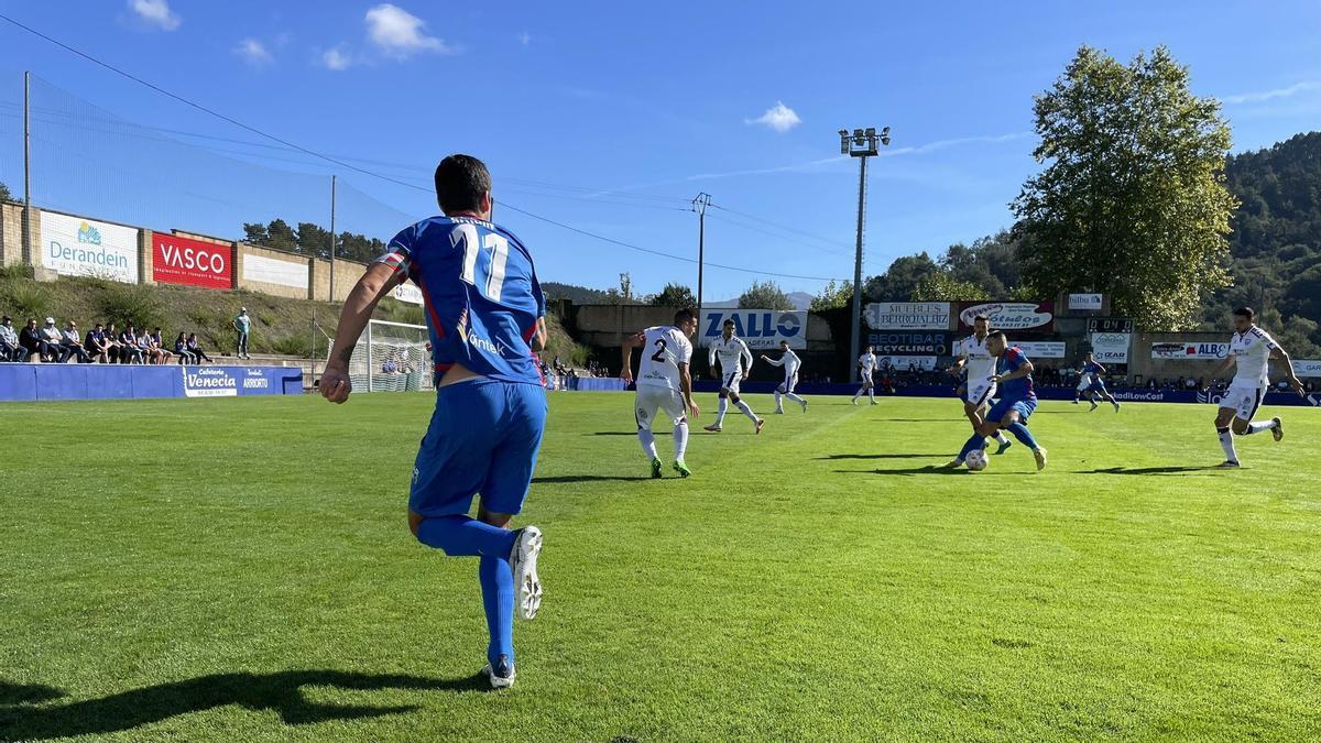 Iker Seguín espera abierto en la banda izquierda a recibir un pase de su compañero.