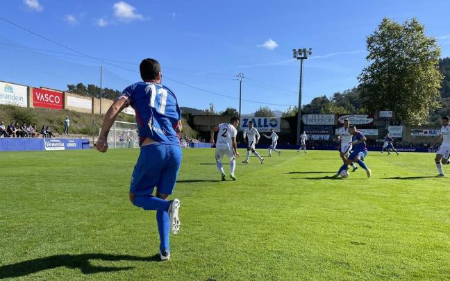 Iker Segu&iacute;n espera abierto en la banda izquierda a recibir un pase de su compa&ntilde;ero.