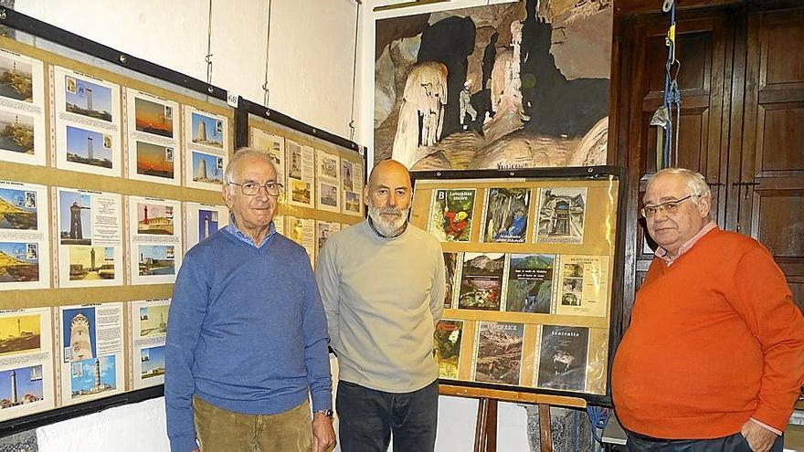 Enrique Olanda y José María Etxaniz de la asociación filatélica y el espeleólogo Ángel María Tobajas (centro).