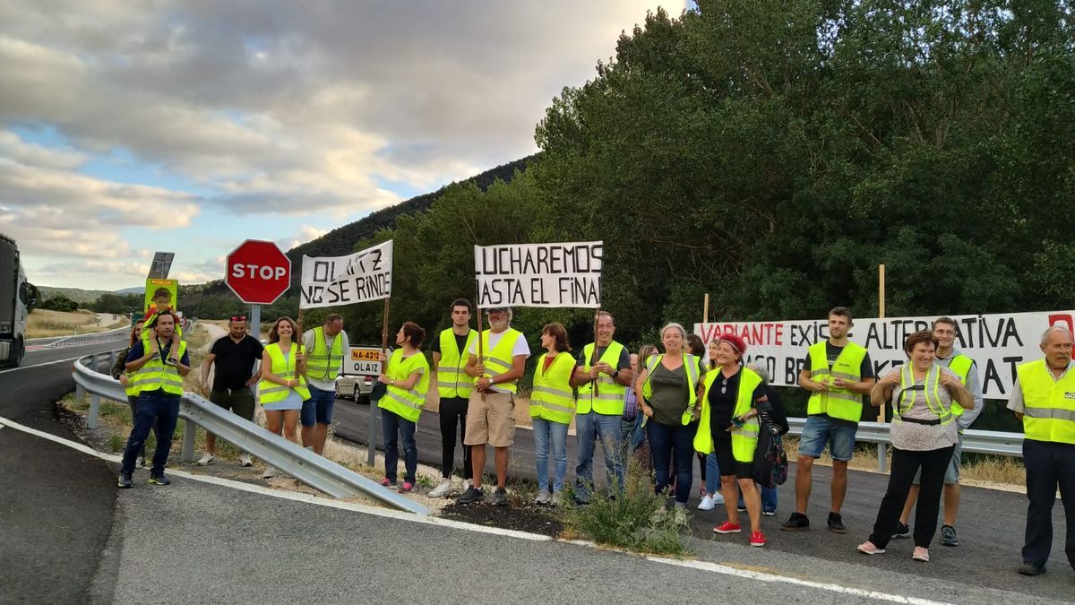 Vecinos de Olaiz, el pasado viernes protestando por la futura variante.