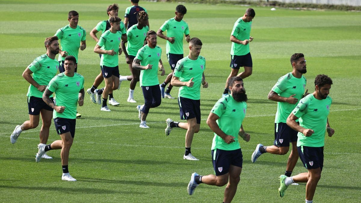 Los jugadores del Athletic realizan un entrenamiento de pretemporada en las instalaciones de Lezama.