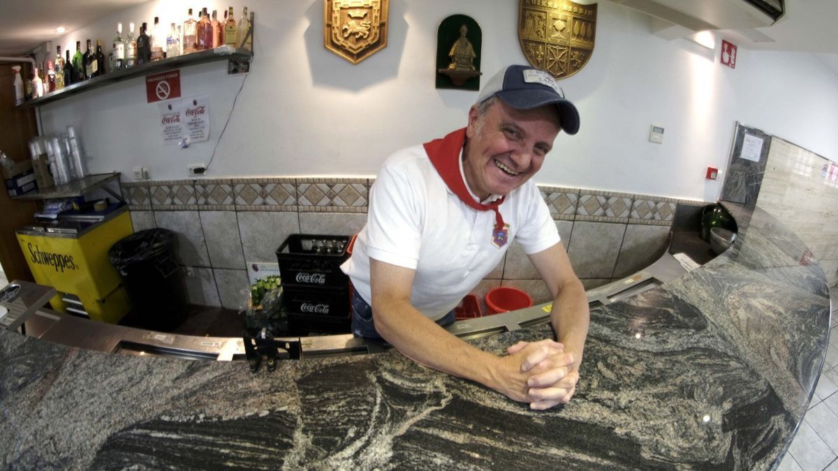 Ángel Etxeberria, en el interior del local de la peña.