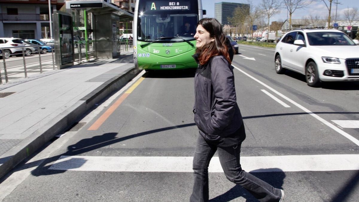 Una vecina camina delante de una unidad del BEI.