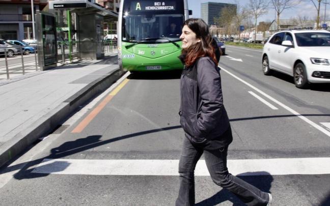 Una vecina camina delante de una unidad del BEI.