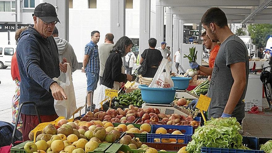 Uno de los abundantes puestos del mercado de Santa Bárbara en Vitoria-Gasteiz. | FOTO: JOSU CHAVARRI