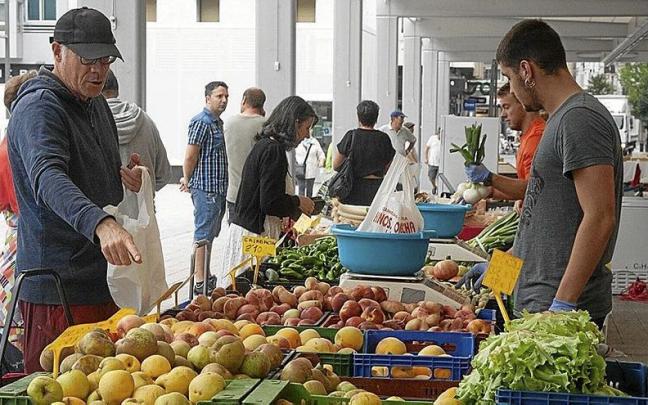 Uno de los abundantes puestos del mercado de Santa Bárbara en Vitoria-Gasteiz. | FOTO: JOSU CHAVARRI Uno de los abundantes puestos del mercado de Santa Bárbara en Vitoria-Gasteiz. | FOTO: JOSU CHAVARRI