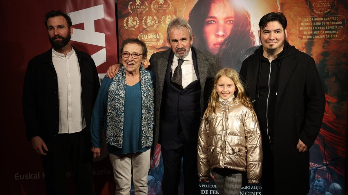 Paul Urkijo, junto a la niña Leire Indurain, Patxi Bisquert, Elena Uriz e Iñigo Aranbarri (de derecha a izquierda).