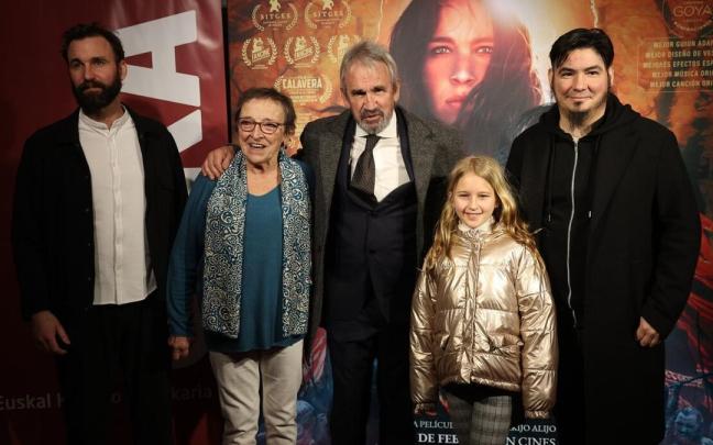 Paul Urkijo, junto a la niña Leire Indurain, Patxi Bisquert, Elena Uriz e Iñigo Aranbarri (de derecha a izquierda).