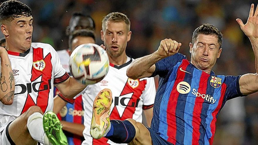 Lewandoski no pudo marcar en su estreno oficial con el Barça y el cuadro culé se estrelló ante el Rayo. | FOTO: EFE