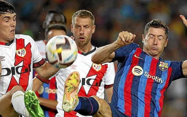 Lewandoski no pudo marcar en su estreno oficial con el Barça y el cuadro culé se estrelló ante el Rayo. | FOTO: EFE Lewandoski no pudo marcar en su estreno oficial con el Barça y el cuadro culé se estrelló ante el Rayo. | FOTO: EFE