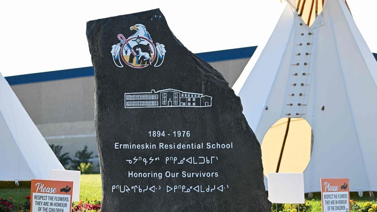 Monumento en Canadá a las víctimas indígenas del proceso de asimilación en una escuela.