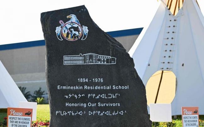 Monumento en Canadá a las víctimas indígenas del proceso de asimilación en una escuela. Monumento en Canadá a las víctimas indígenas del proceso de asimilación en una escuela.